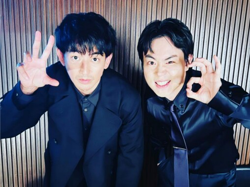 永山瑛太＆菅田将暉、黒スーツ姿のツーショット公開！ 「この2ショットはやばいです」「うわー！！胸熱！」