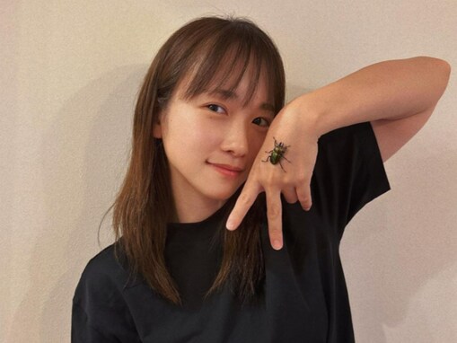 川栄李奈、“脱走していたもの”とのツーショットに「パプアニューギニアで捕ってきたの!?」の驚きの声続出