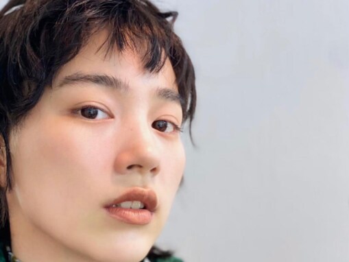 のん（能年玲奈）、ベリーショートヘアへのイメチェンショット？ に「ボーイッシュも良い感じ」「海外の女優さんみたい」の声