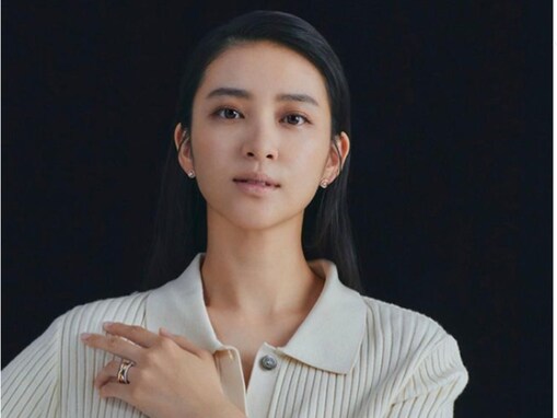 武井咲、おなかちらりな姿を披露！ カルティエのジュエリーを身に着け「飾らず自然の美って感じがたまらん」と反響