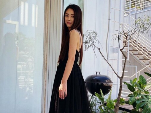 小沢真珠、美背中ちらり“久しぶりのグラビア”オフショット！ 「若い頃そっくり」「めちゃくちゃ可愛くて綺麗」