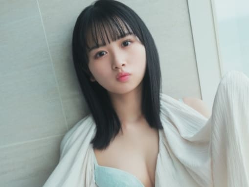 「見えちゃってるよ」日向坂46・上村ひなの、美谷間あらわなランジェリーショット公開！ 「えぐすぎる！」