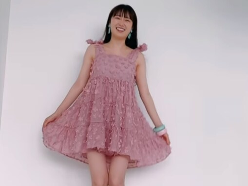 「細っ！」高山一実、美脚際立つミニ丈ワンピ姿を披露！ 「脚長くて綺麗だね」「可愛いすぎデートしたい」