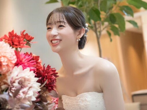 足立梨花、胸元ちらりなウエディングドレス姿を披露！ 「お顔がめちゃくちゃ小さい」「メッチャ綺麗」