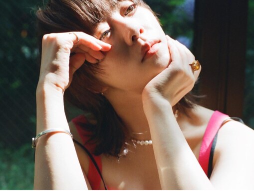 「色っぽい」高畑充希、胸元ちらりな脱力ショットに「ちょっとセクシー」「写真集の1ページみたい」の声