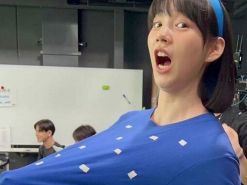 「これが能年玲奈！」のん、“高校生ショット”に「なんで江頭風笑笑笑」「エガちゃんのマネかと」と反響！