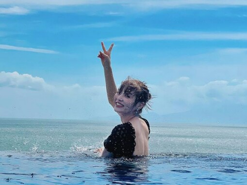 「背中が美しい」内田理央、レアな水着姿で美背中あらわに！ 「めっちゃいい写真！！」「背中美人！」