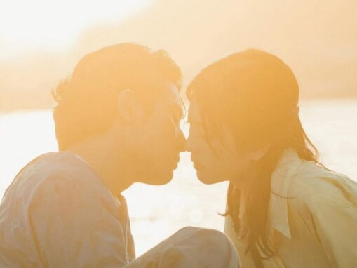 山田涼介、浜辺美波とのキスショット？ 公開！ 「全てが美しいです」「えぐいちょっと無理ですね」