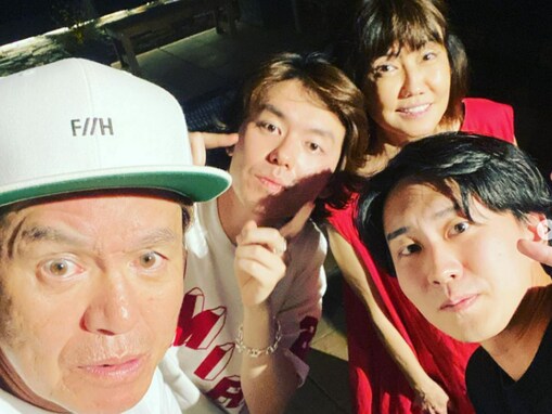 小園凌央、28歳バースデーに家族ショット公開！ 「弟さんヒロミさんそっくりすぎ」「小園兄弟大好き」