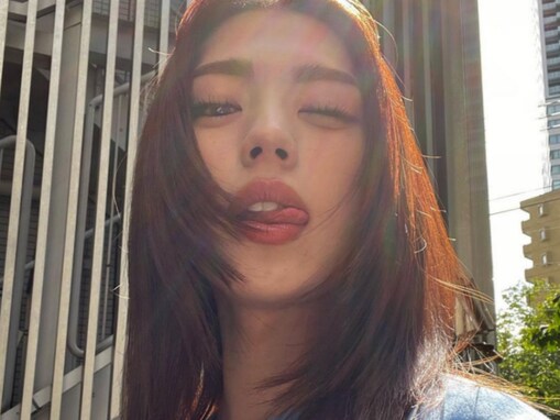 「なんかえろい」井手上漠、太ももあらわなショーパン姿＆舌出しショット！ 「最強にエグい」「ベロ可愛い」