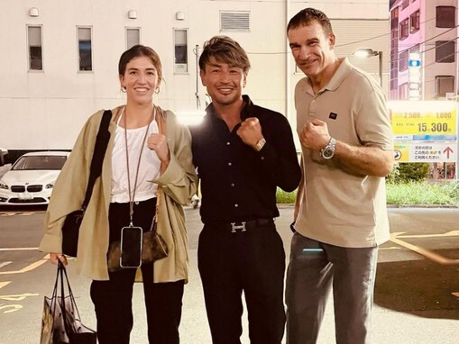 魔裟斗、“20世紀最強の暴君”ピーター・アーツ親子とのスリーショット！ 「まさとさんの細マッチョやばすぎる」