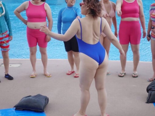 「お尻の綺麗さマジで尊敬」バービー、スタイル抜群の水着姿を披露！ 「おしりいい感じに上がってる！」