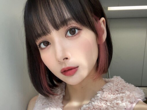 プロ雀士・岡田紗佳、イヤリングカラーを入れたニューヘアを公開！ 「ピンクも似合うね〜」「美人から超美女になりました」