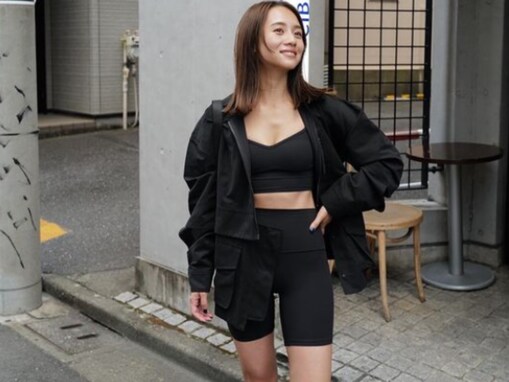 人気モデル・伊原葵、谷間＆美脚あらわなミニ丈コーデ！ オールブラックの格好いい姿に「スタイル良すぎ」の声