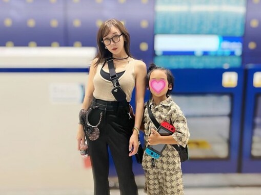 「こんなママ目立ってしゃーない」加護亜依、息子とのデートショット！ 「お似合いのカップル」「絶対イケメン」