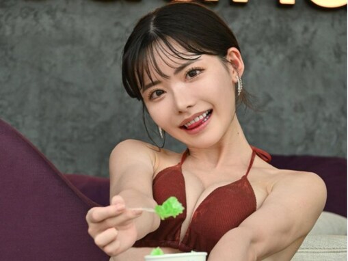 深田えいみ、下半身が見えそうな小さめビキニショット！ 「ビジュよすぎない？」「可愛すぎてフリーズ」