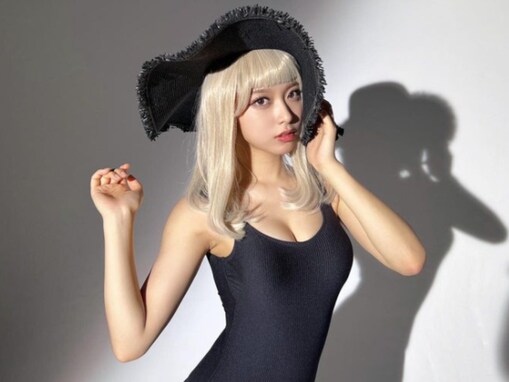 「凄いんだけど」まるぴ、スク水×金髪で谷間あらわな妖艶ショット！ 「エッチすぎ」「セクシー」