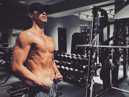 「エロボディすぎる」竹内涼真、“すんごい肉体”のムキムキボディ披露！ 「まるでボデービルダー」