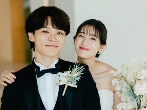 「息を呑む美しさ」足立梨花、ウエディングドレス姿で夫・TATSUとツーショット！ 「鎖骨が美しすぎ」「顔ちっさ」