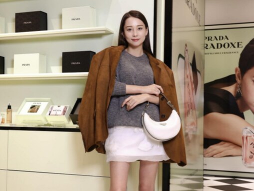 Niki、超ミニ丈スカートから圧巻の美脚あらわに！ 「脚ながーい」「めちゃめちゃお綺麗」「オシャレで素敵」