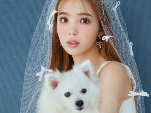 藤田ニコル、純白ドレスのウエディングフォト！ 愛犬との“お揃い”ツーショット公開に「ニコユキかわいすぎる〜」の声