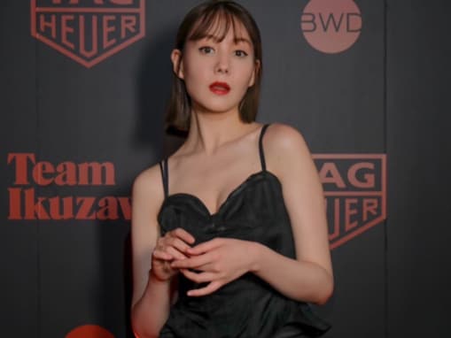 トリンドル玲奈、艶やかなブラックワンピから谷間チラ見え！ 「めっちゃセクシー」「オトナ～、好き～」