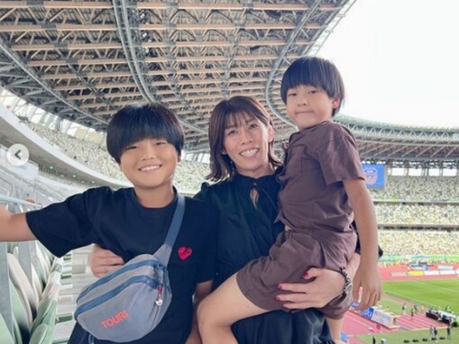 吉田沙保里、いまだ健在の筋肉を披露し驚きの声！ 「その大きさの子を片手でだっこできるなんて、さすがです」