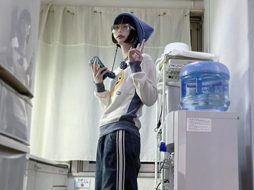 「スタイル良すぎで草」あの、小顔過ぎるショットに驚きの声！ 「何頭身で生きてんの」「スタイル良すぎるよ」