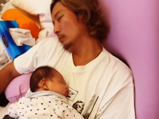 元EXILE・黒木啓司、“親バカ”投稿に癒されるファン続出！ 「パパにそっくり」「2人揃って寝顔が可愛い」