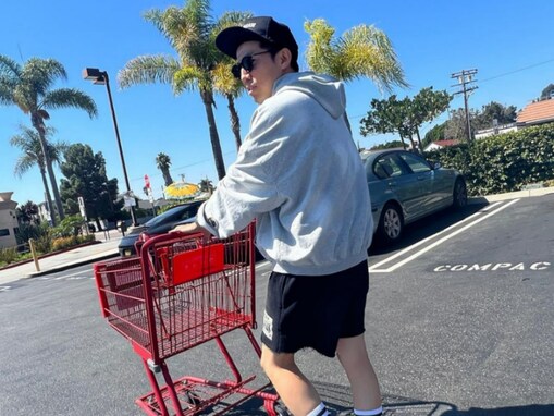 「太ももにタトゥー!?」綾部祐二、最新ショットにツッコミ殺到！ 「何その靴下！」「脱毛してる！」