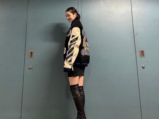 横田真悠、超ミニ丈スカートから絶対領域あらわに！ 「細いすねー」「本当にスタイル抜群」