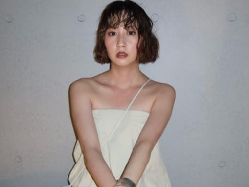 河北麻友子、ホワイトコーデで美デコルテあらわな姿を披露！ 「色っぽい」「髪の毛バッサリ切ったね」