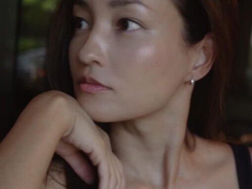 「仁くんにそっくり」黒木メイサ、谷間ちらりなドアップ写真に反響！ 「サングラス姿イケメンすぎ」の声