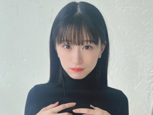 「エッチすぎる」上西怜、“脱ぎかけ”ニットから美谷間あらわなグラビアショット公開！ 「抱きしめたい」