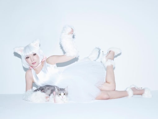 加護亜依、美脚際立つ白猫コスプレ姿で愛猫とツーショット！ 「ダブルにゃんこ」「ウチで飼いた〜い」