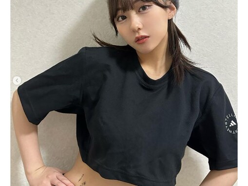 田中美久、へそ出しショットで細すぎるウエストを披露！ 「スタイルエグい」「タトゥーシールもおしゃれ」