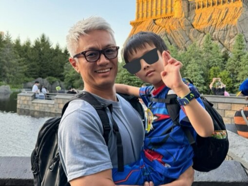 押尾学、息子をしっかり抱く最新ツーショット公開！ 電車移動で父と子のすてきな時間を過ごす