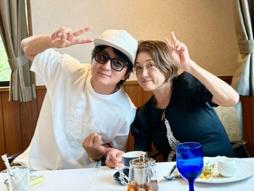 上地雄輔、“育ての母”とのツーショットに「お母さん若い！ステキですね」「会えて良かったね」と反響！