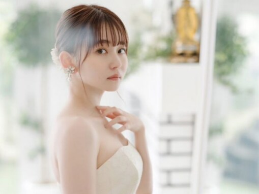 山田杏奈、美背中あらわな純白ウエディングドレス姿を披露！ 「さすがに可愛すぎん？？」「感無量です」