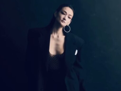 冨永愛、谷間ちらりな妖艶ショット公開！ 「かっこ良すぎて涙でちゃいました」「息を呑むほどの美しさ」