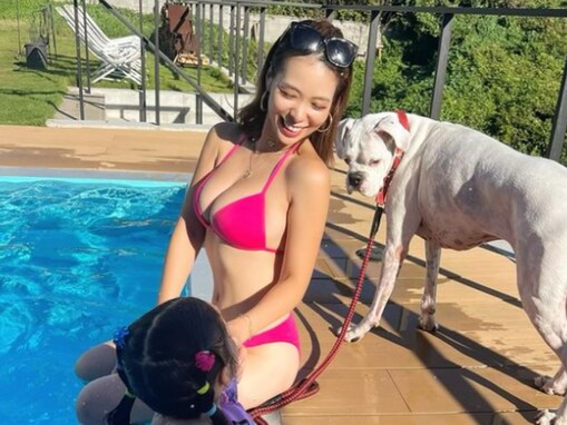 紅蘭、谷間あらわなビキニ姿披露！ 父・草刈正雄と娘とのスリーショットに「お父さんカッコよすぎ」と反響