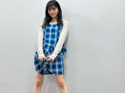 山本彩、美脚あらわな姿で“黒髪復活”を報告！ 「前髪ぱっつんにした？」「足長くて細い〜」