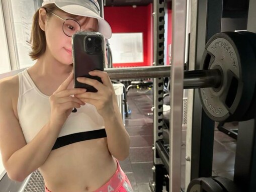 「エッチやな」鈴木奈々、超ミニ丈コーデでおなかあらわなへそ出しショット！ 「スタイルよすぎ」「細いな」