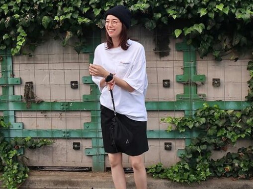 佐藤栞里、スタイル抜群＆生脚あらわなミニ丈コーデに「足細っ」「街で見かけたら…感動で倒れる」の声