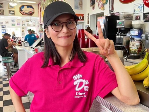 柴咲コウ、海外でカフェ店員に大変身！ 「可愛いすぎるしスタイル良すぎる～」「馴染んでる」