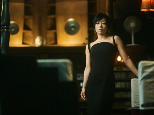 宇多田ヒカル、モデルショットで美脚ちらり！ 「なんと美しいこと…」「画になりますね。さすがです」