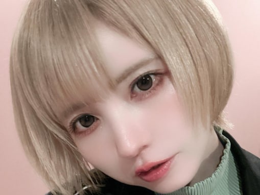 益若つばさ、ロングヘアをばっさりカットし金髪ショートに！ 「透明感増す」「お顔が小さいからショートも可愛いですね」