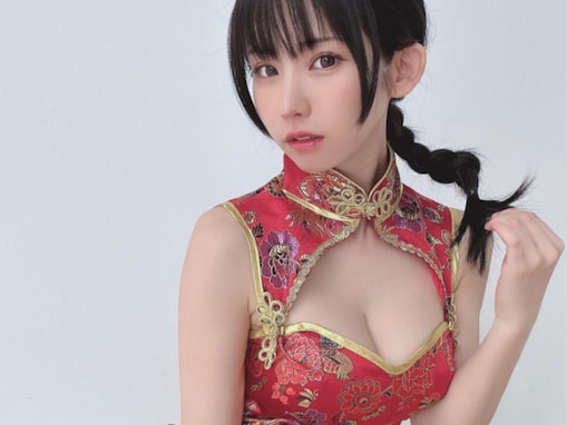 えなこ、チャイナドレスから美谷間あらわ＆“ひもパン”ちら見え！ 「なーんか柔らかそうですね」「ナイススリット！」