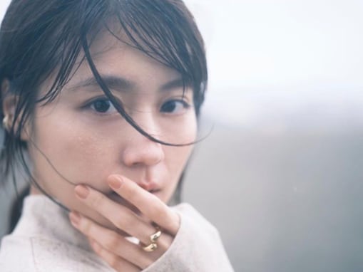 有村架純、美背中あらわな姿を披露！ 新写真集の発売報告＆カット解禁で「色っぽい」「美し過ぎます」ファン歓喜