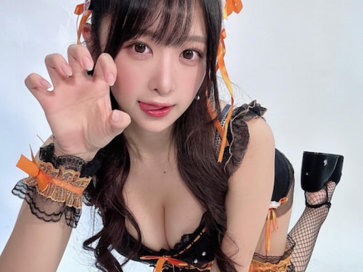 真島なおみ、美谷間際立つ黒猫コスプレ姿を披露！ 「エロ可愛い」「私に飼われてください」